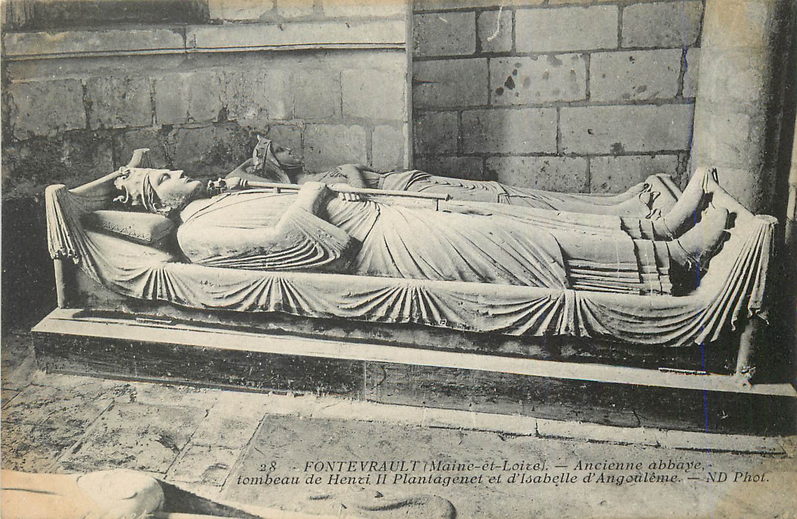 CPA Fontevrault (maine et loire) ancienne abbaye tombeau de henri ii plantageuet et d isabelle d angouleme