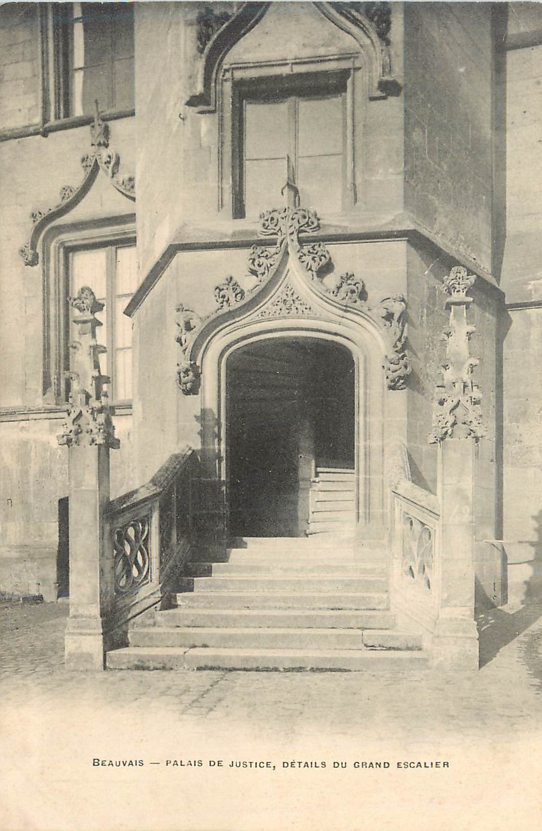CPA Beauvais palais de justice details du grand escalier