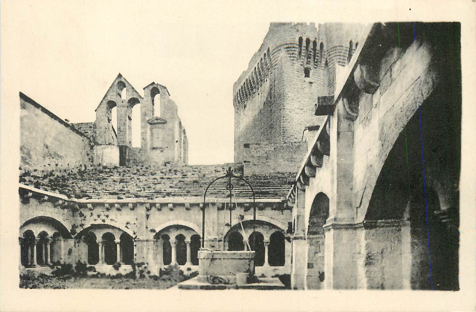 CPA Montmajour cour du cloitre clocher xiv siecle et tour xiii siecle
