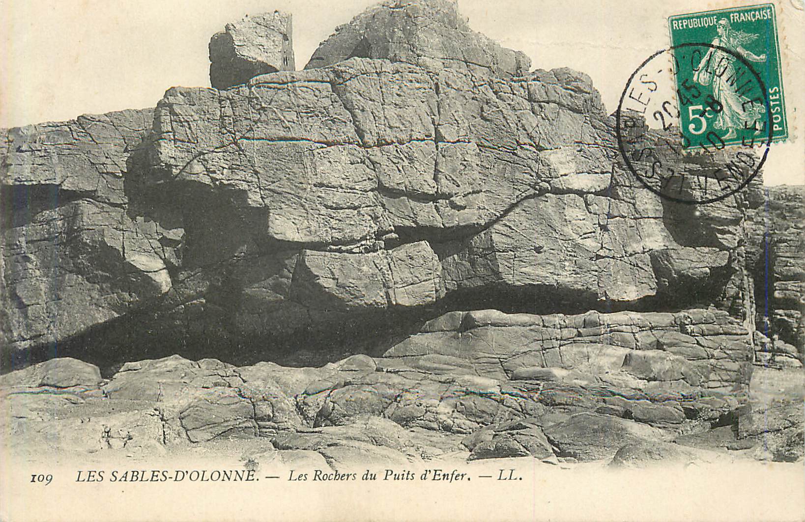 CPA Les sables d olonne les rochers du puits d enfer