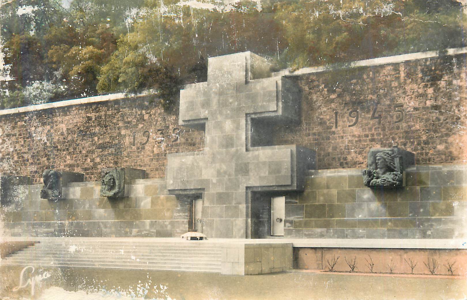 CPM Suresnes (seine) le memorial du mont valerien Militaria