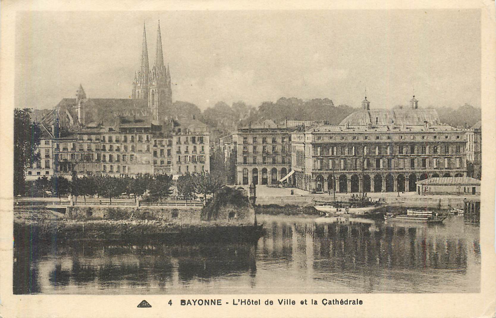 Bayonne - L'Hôtel de Ville et la Cathédrale — éditeur inconnu, n° de série 4