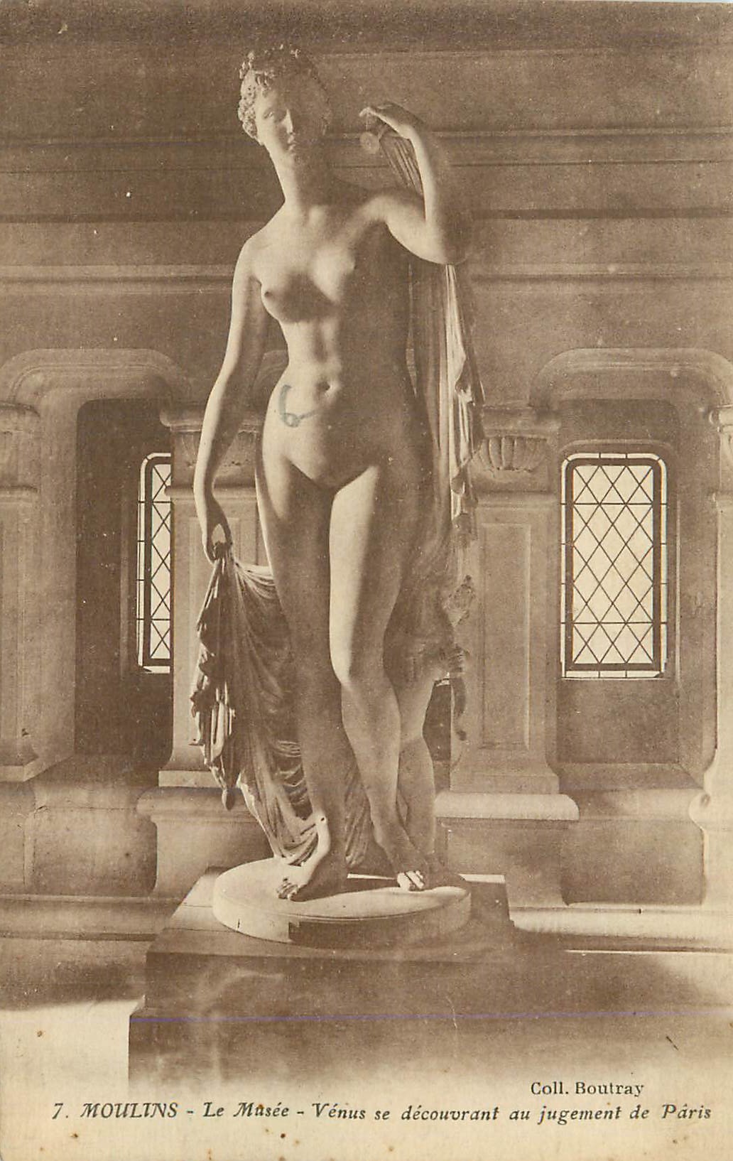 CPA moulins le musee venus se decouvrant au jugement de paris
