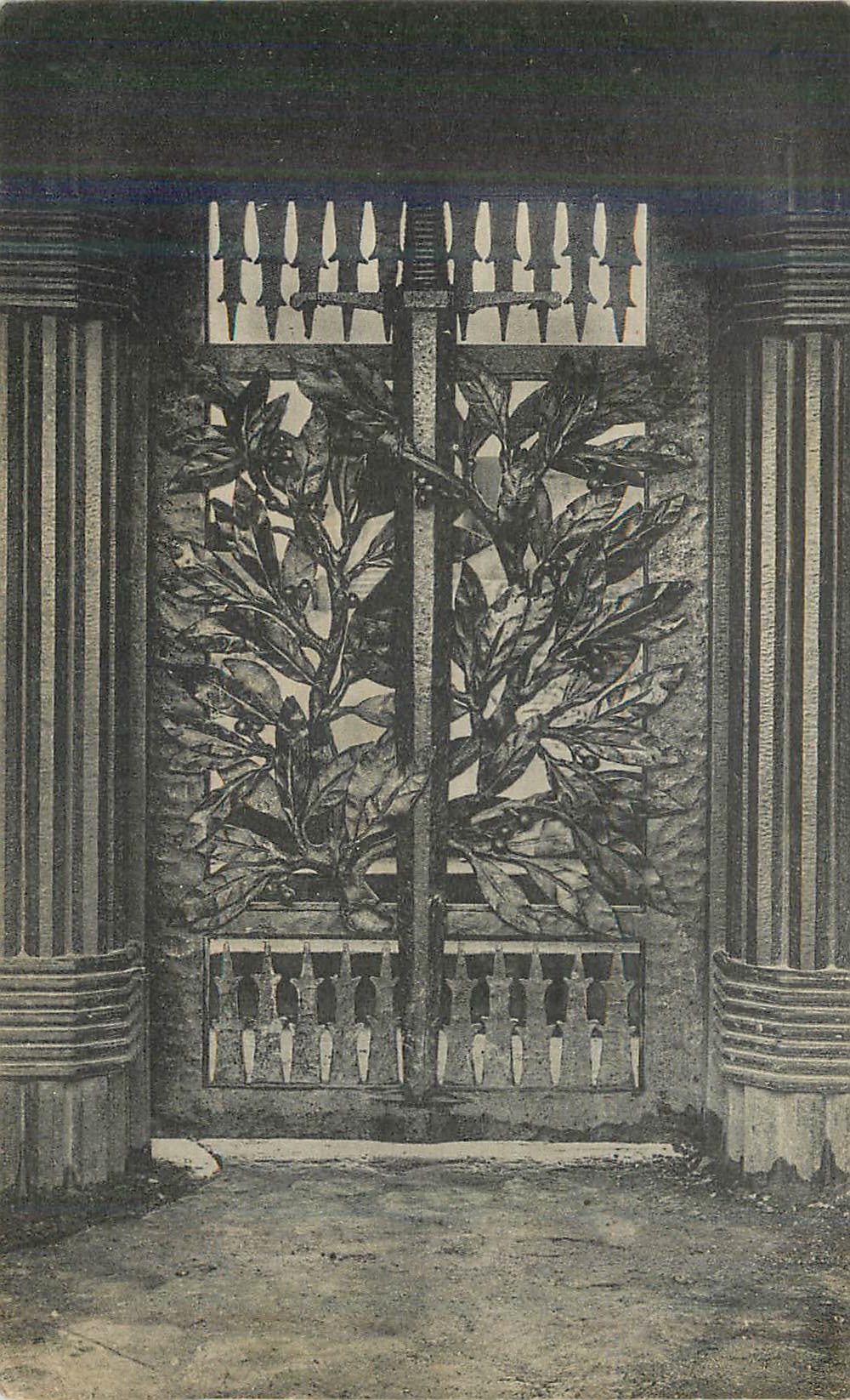CPA Thiaumont pres Douaumont Le monument de la tranchee des baionnettes Militaria