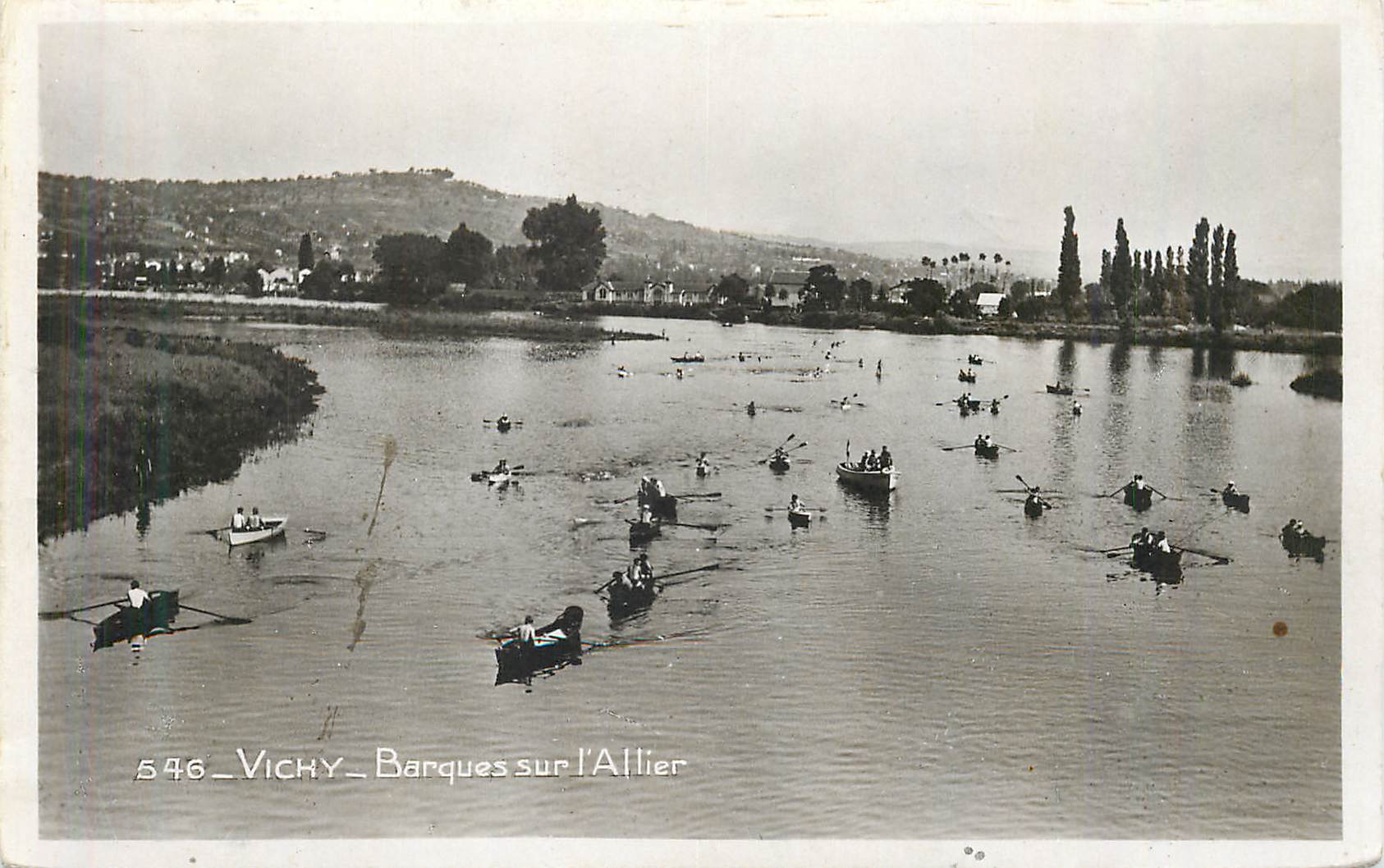 CPA Vichy barques sur l allier Aviron Bateaux