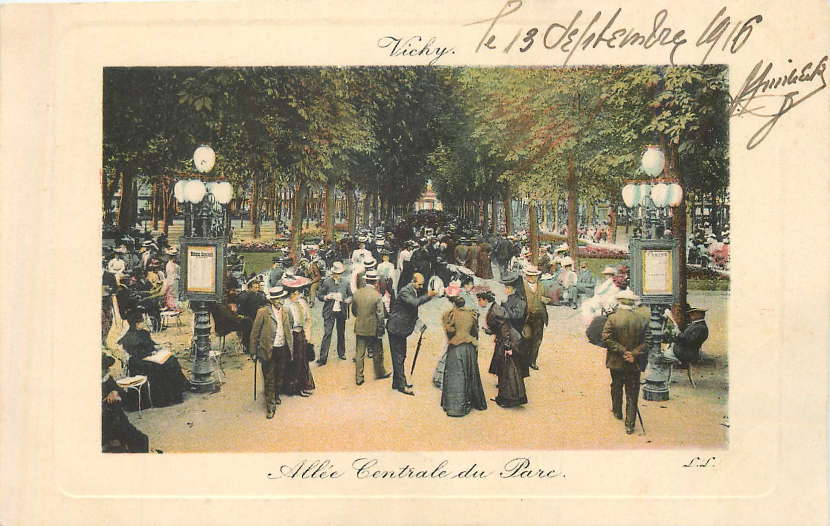 CPA Vichy allee centrale du parc