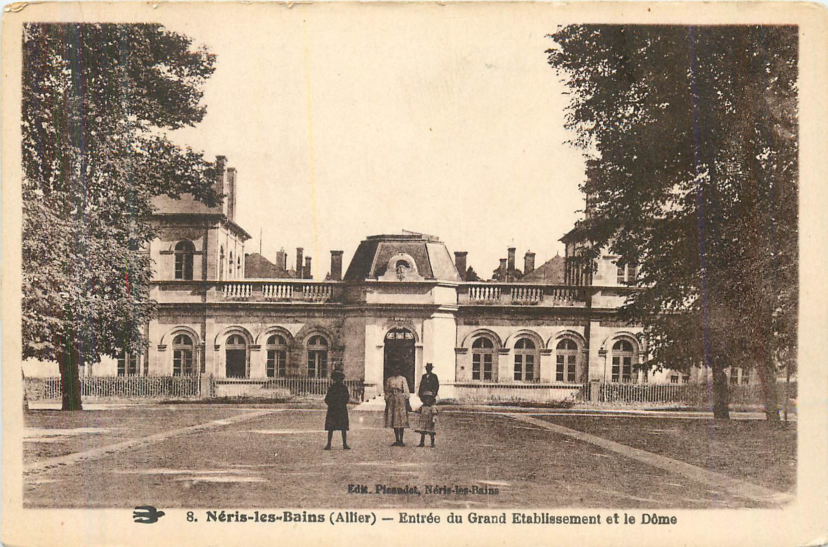 CPA Neris les bains (allier) entree du grand etablissement et le dome