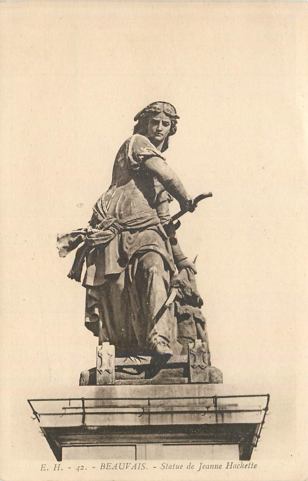 CPA Beauvais statue de jeanne hachette