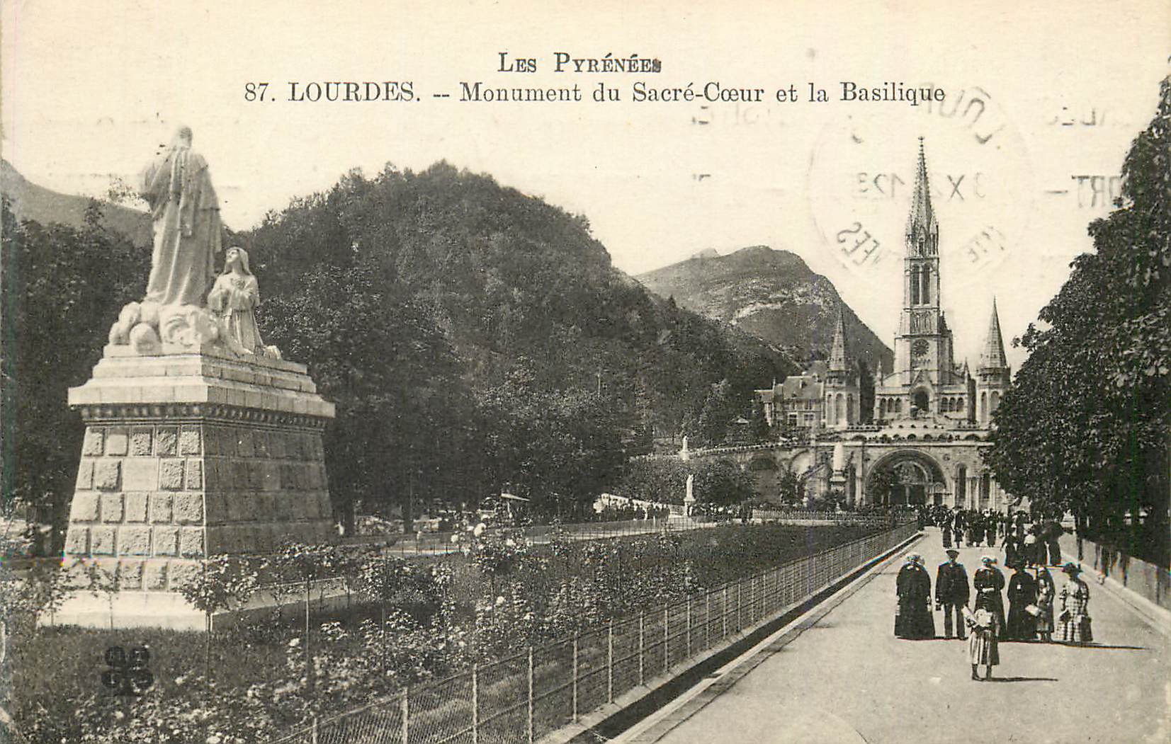 CPA Lourdes monument du sacre coeur et la basilique