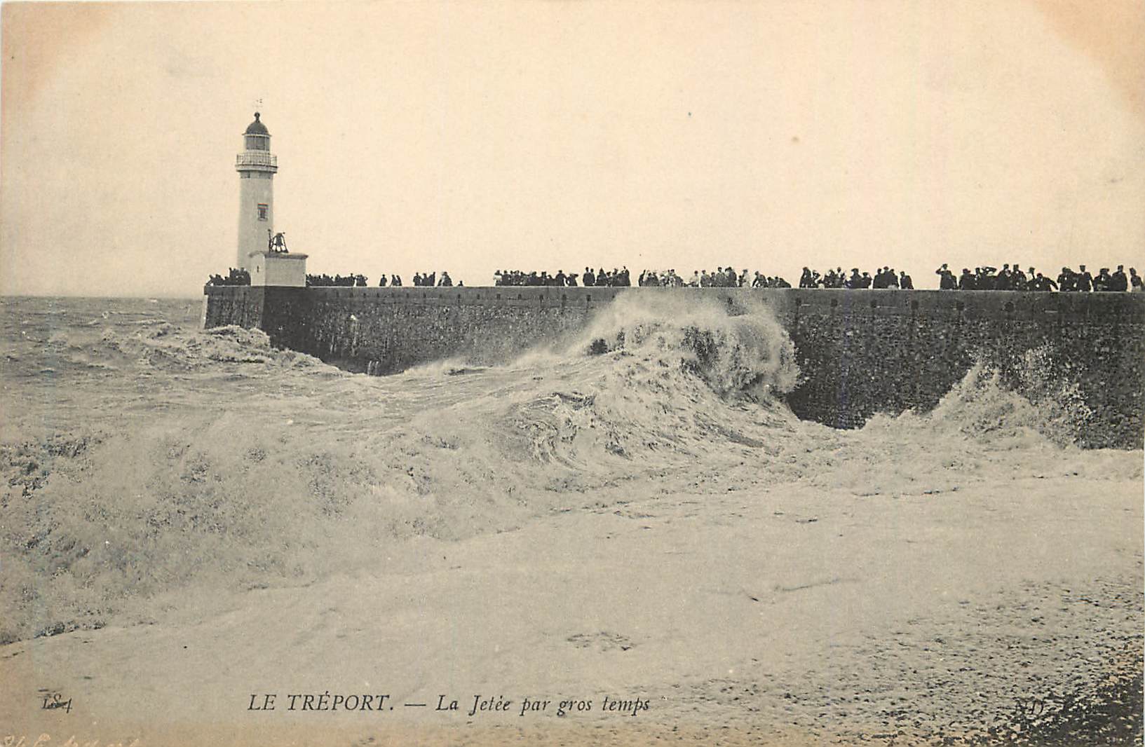 CPA Le treport la jetee par gros temps Phare