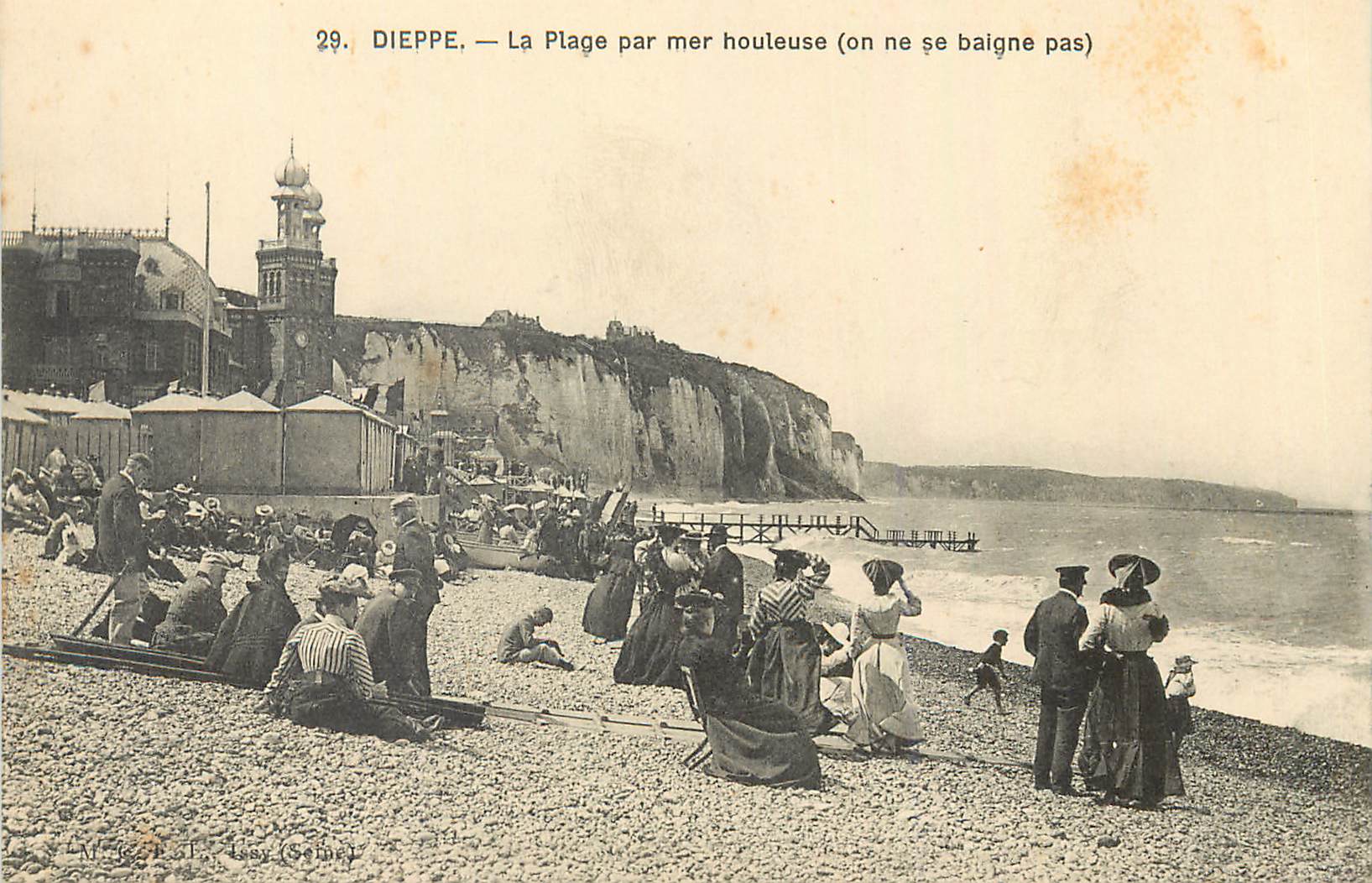 CPA Dieppe la plage par mer houleuse (on ne se baigne pas)