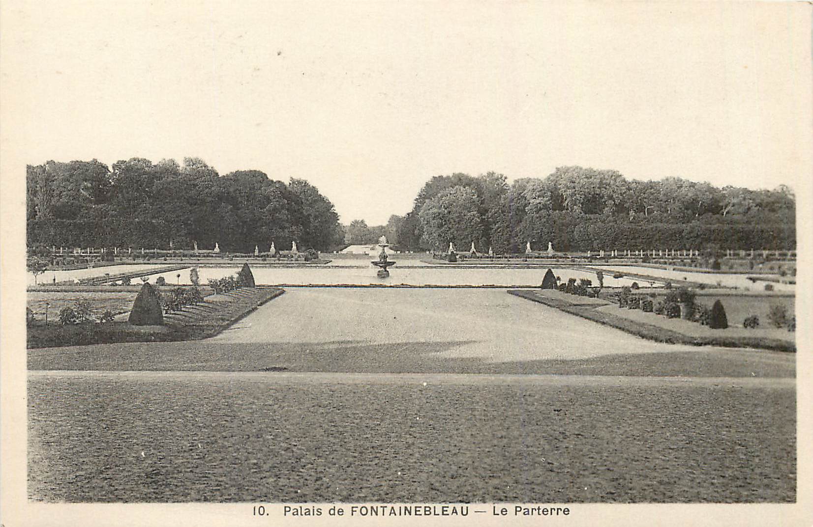 Palais de FONTAINEBLEAU — Le Parterre