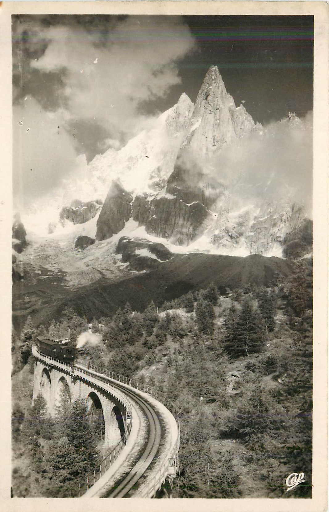 Train sur viaduc — Mont Blanc en arrière-plan — Cap