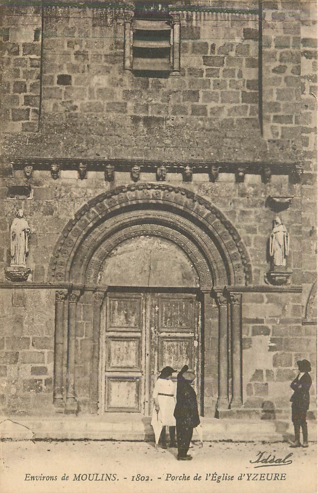 CPA Environs de moulins 1802 porche de l eglise d yzeure