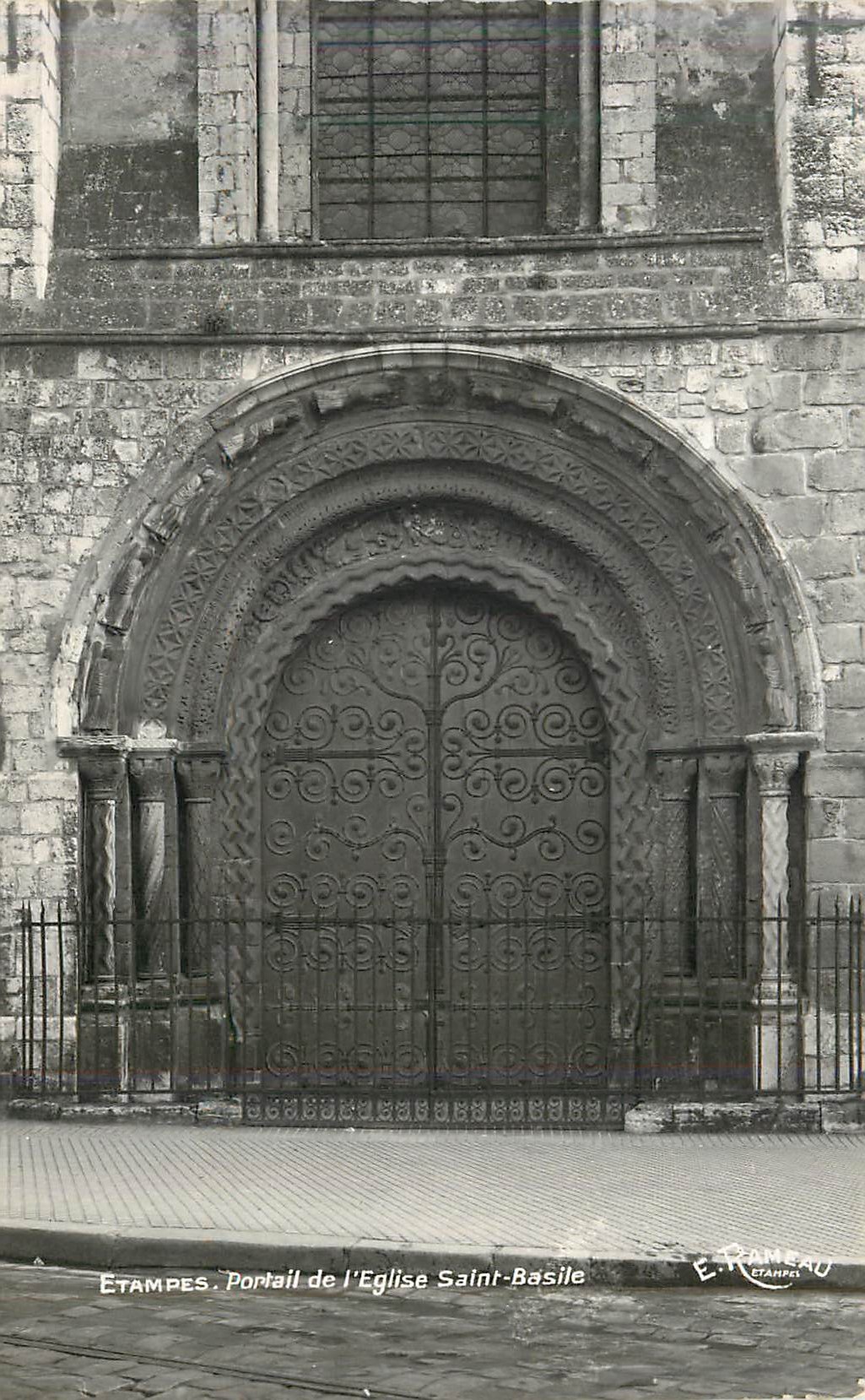 CPM Etampes portail de l eglise saint basile