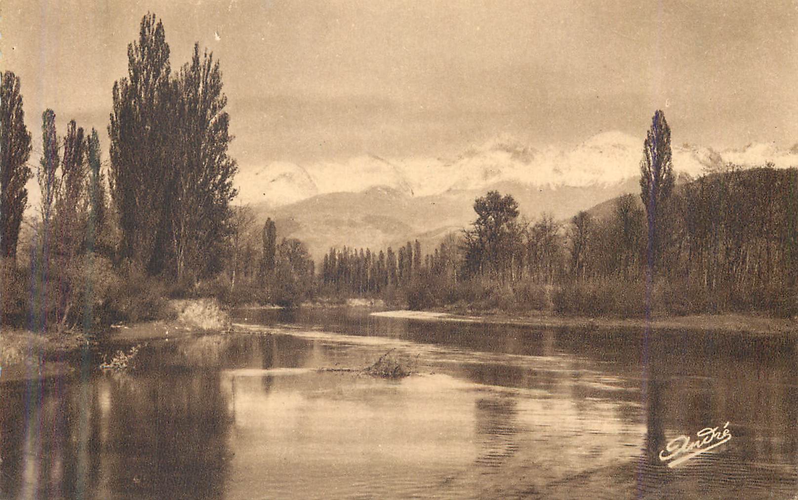 Rivière et montagnes enneigées — Andché