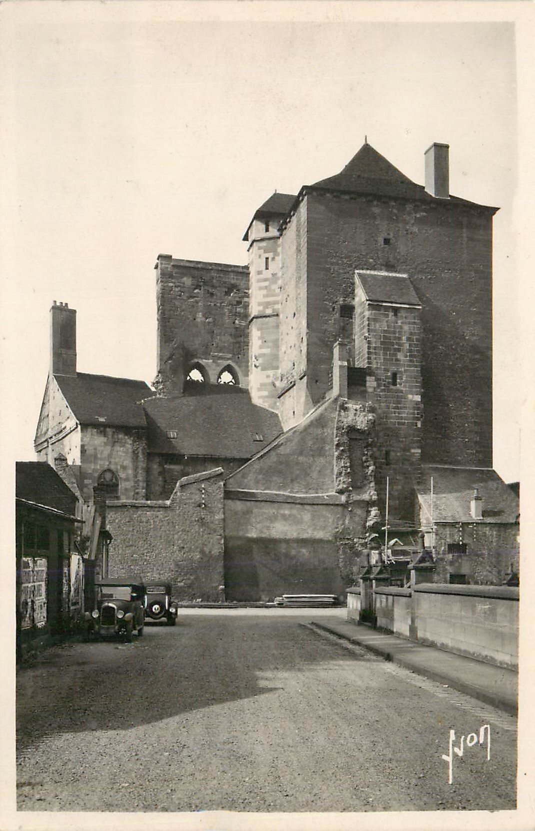 Château de Vion — vue de la tour et de la rue — éditeur J. Vion