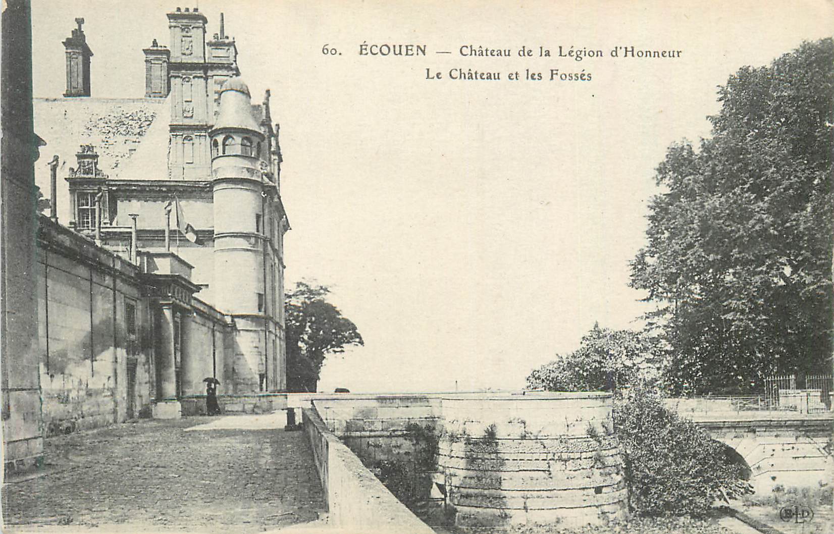 CPA Ecouen chateau de la legion d honneur le chateau et les fosses