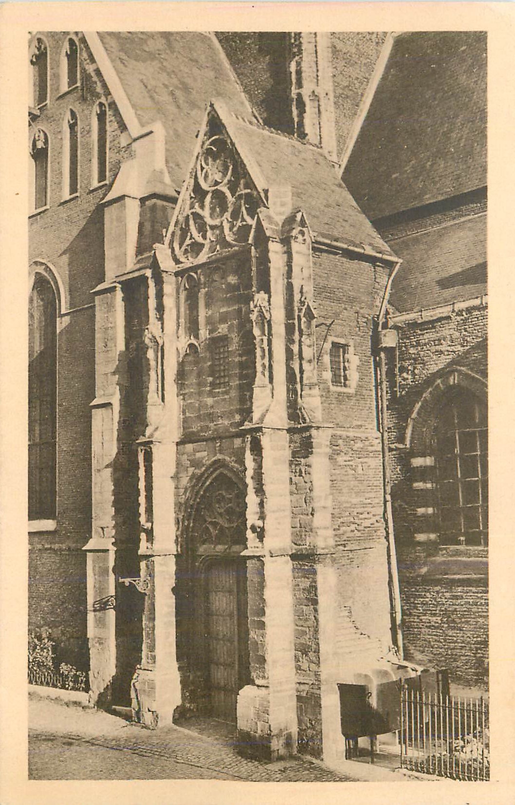 CPA Enghien porche ogival de l eglise st nicolas oeuvre de jehan inglebin