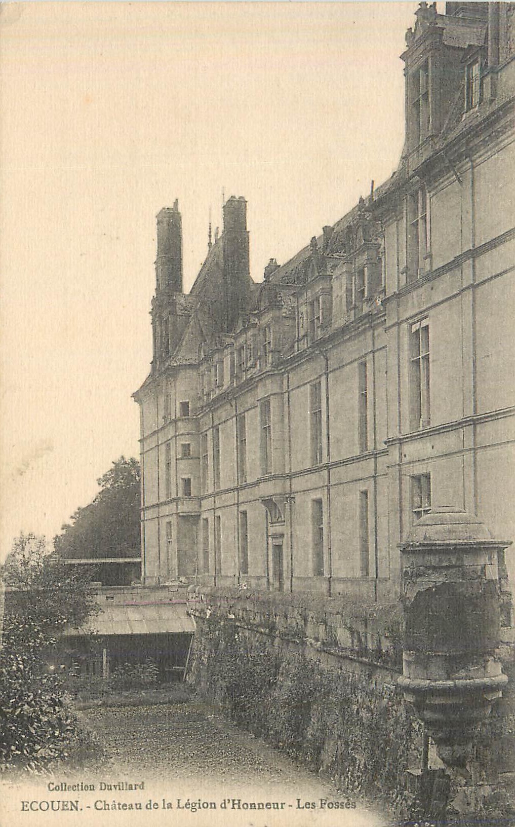 CPA Ecouen chateau de la legion d honneur les fosses
