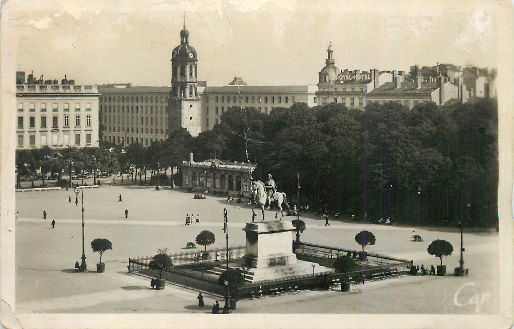 CPA Lyon place bellecour et nouvel hotel des postes