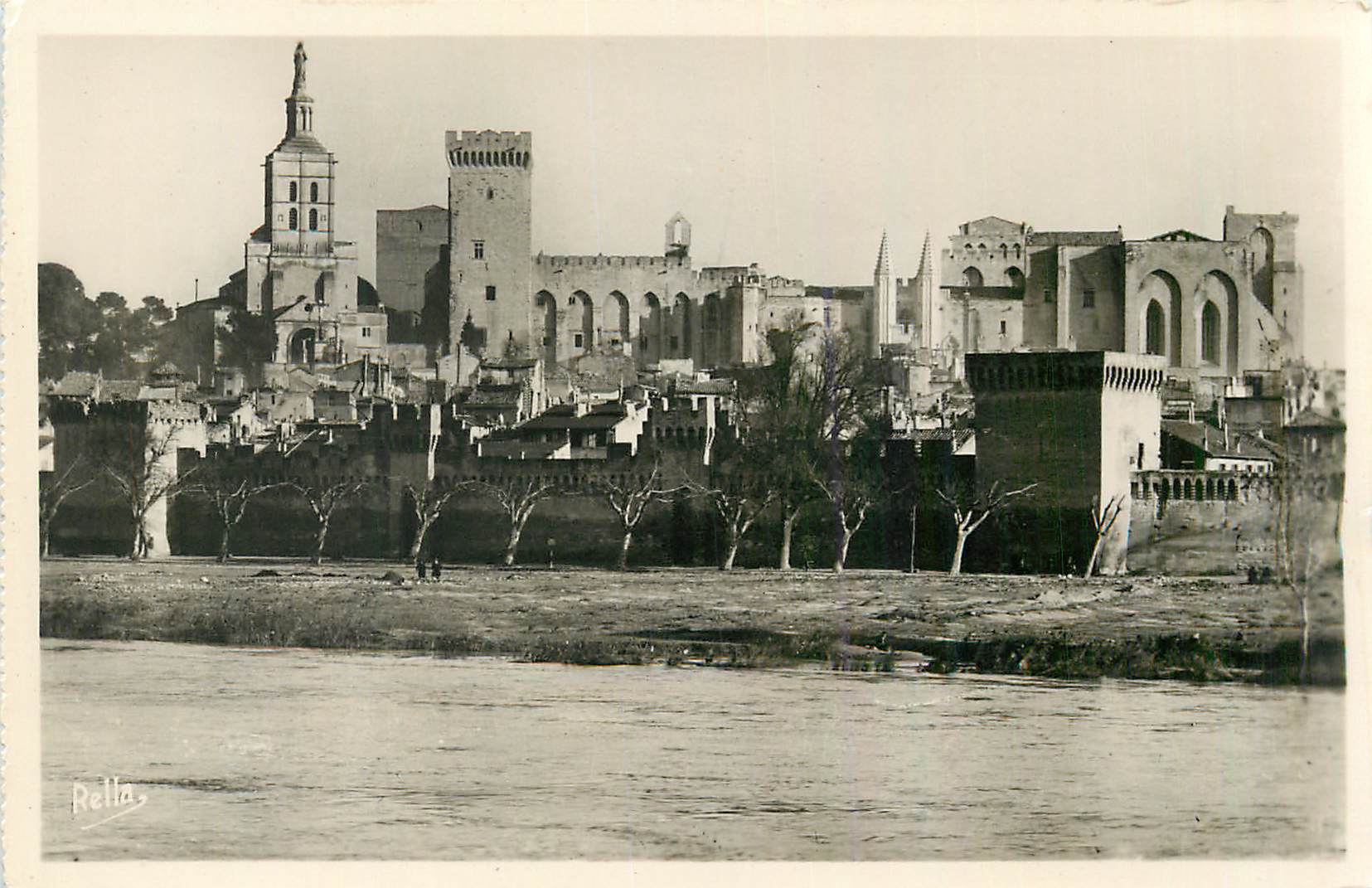 CPM Avignon (vaucluse) les remparts le palais des papes et notre dame des doms vus des bords du rhone