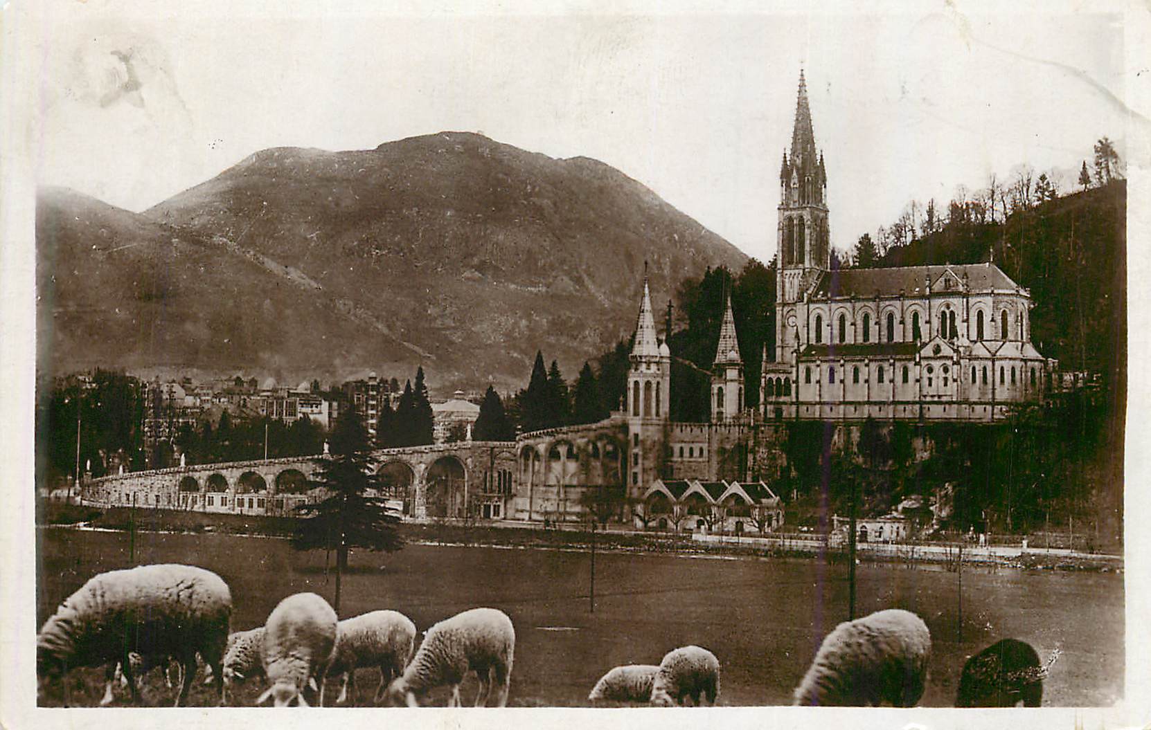 CPA Lourdes la basilique et le pic du jer