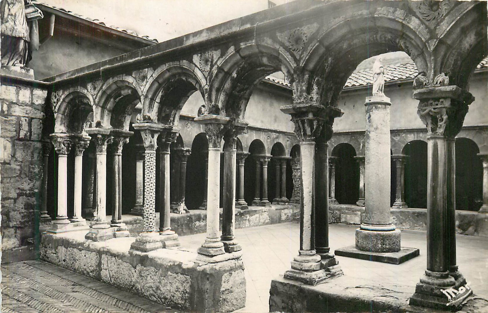 Cour intérieure du monastère de San Pedro — éditeur inconnu, n° de série non lisible