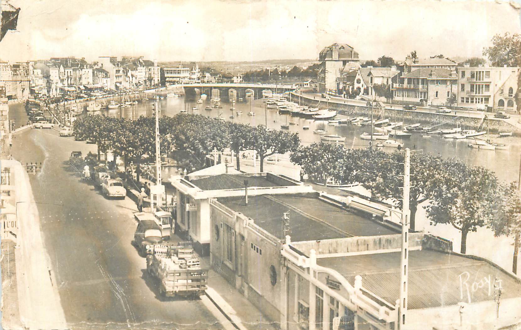 CPM Le pouliguen la promenade le quai et le port