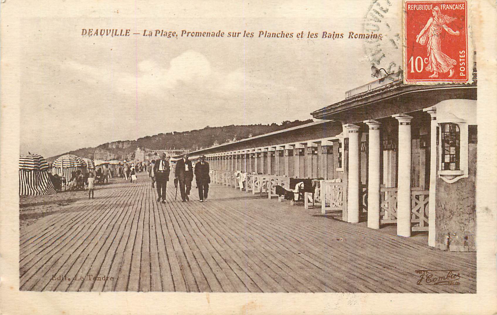 CPA Deauville la plage promenade sur les planches et les bains romains