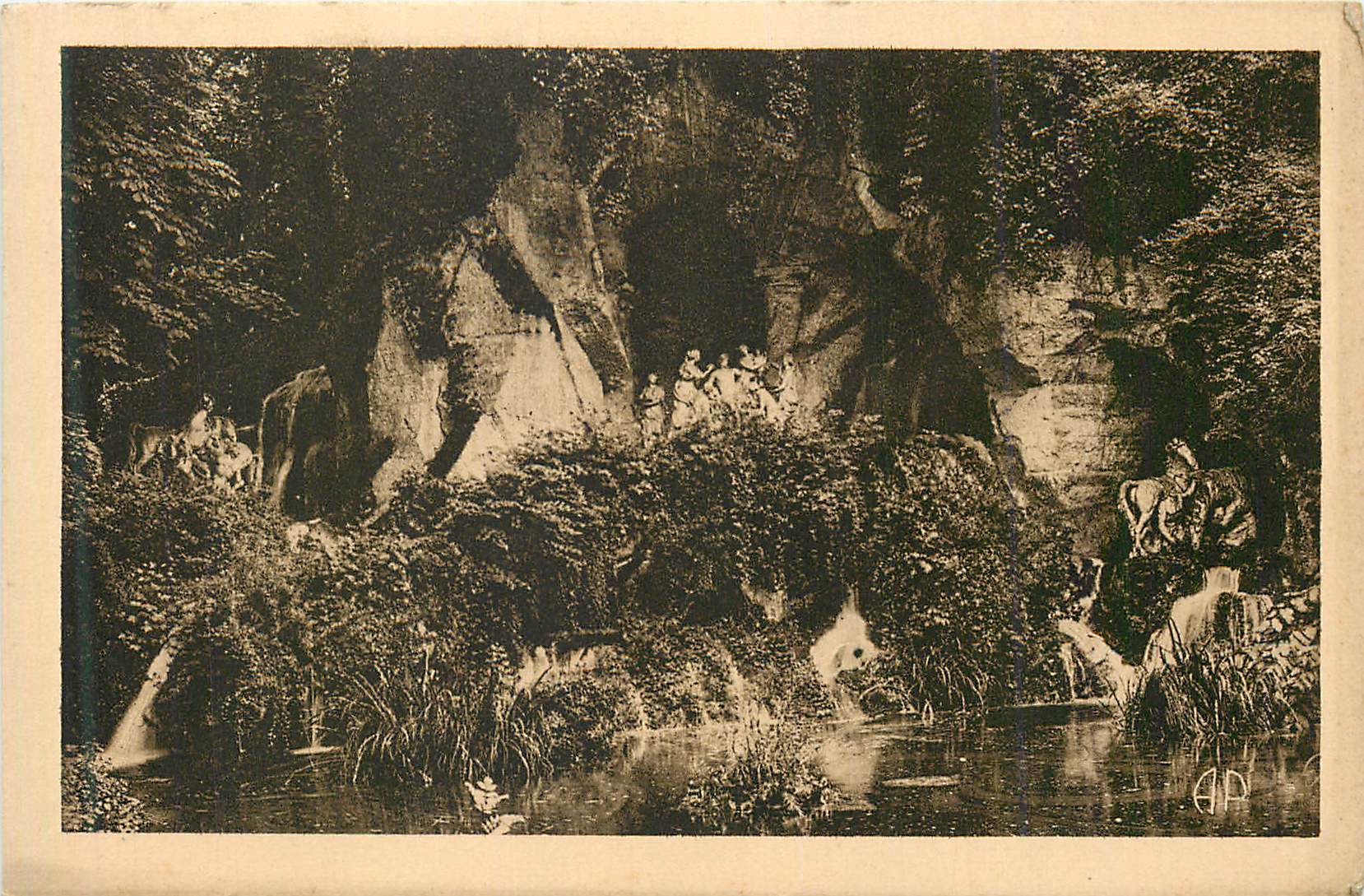 Grotte de la Source — paysage forestier avec cascade — éditeur AP