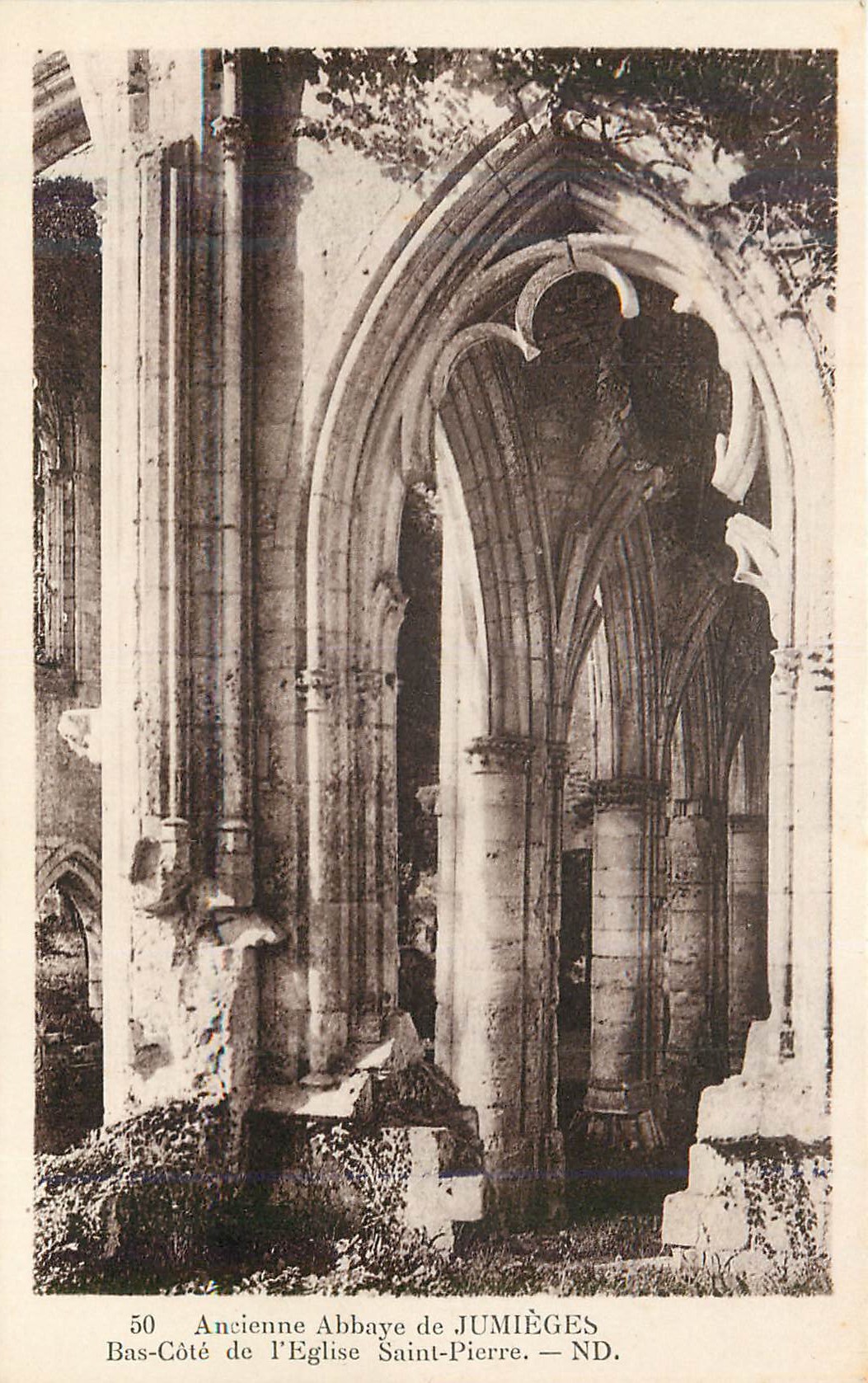 Ancienne Abbaye de Jumièges — Bas-Côté de l'Église Saint-Pierre — ND.