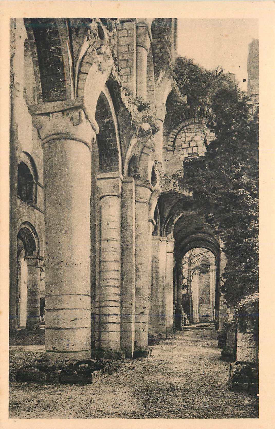 CPA Ancienne abbaye de jumieges l eglise notre dame bas cote sud