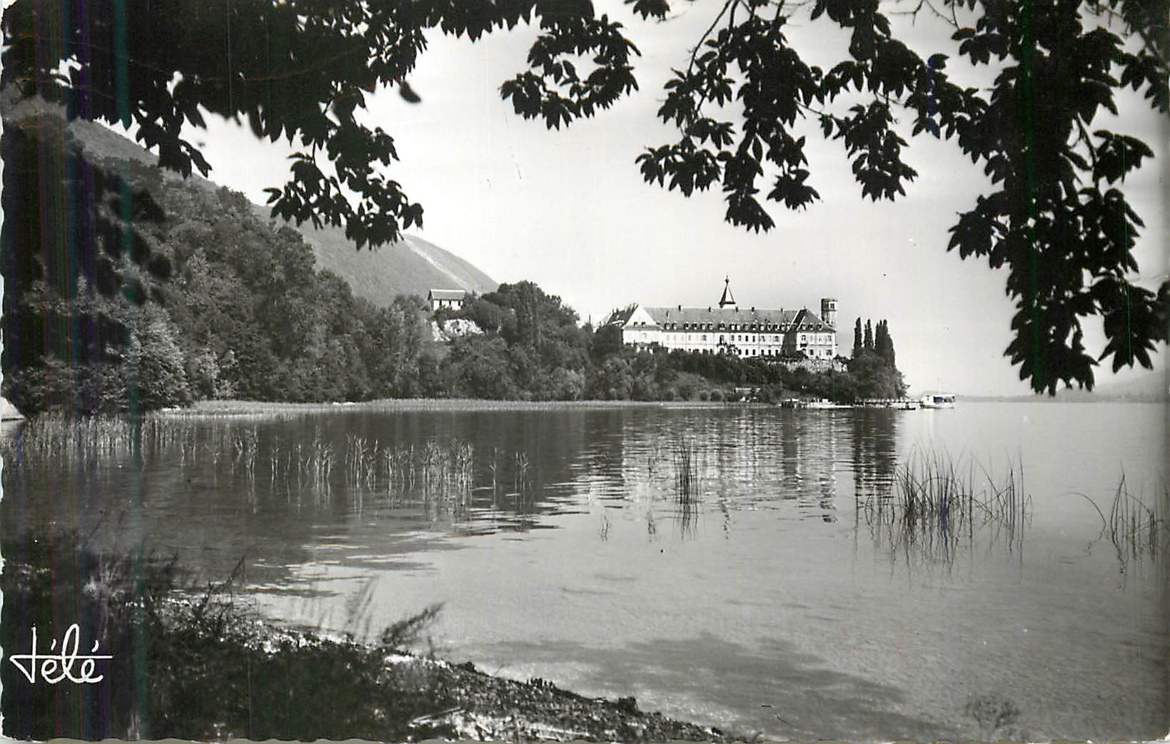 Château sur lac — vue depuis la rive — éditeur Délé