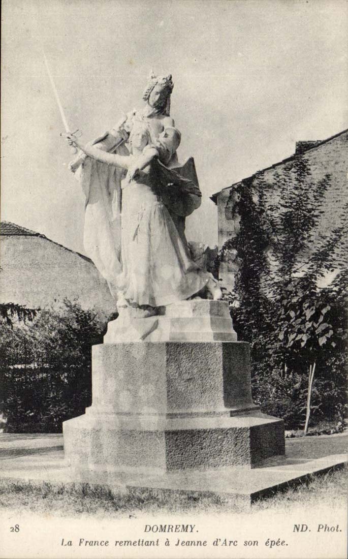 Domremy CPA La Farnce remettant a Jeanne d'Arc son epee