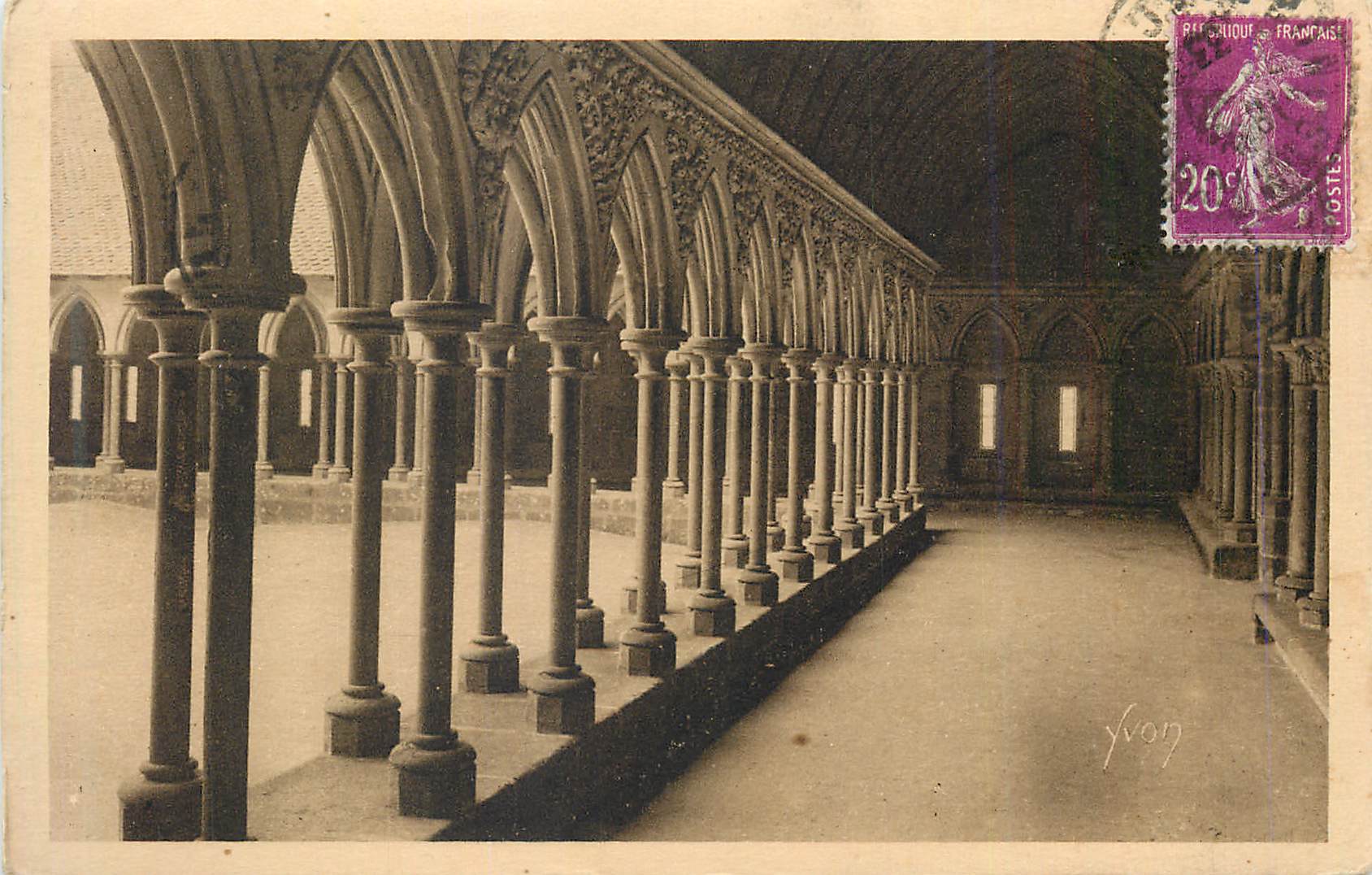 Cloître gothique — vue intérieure — Yvon