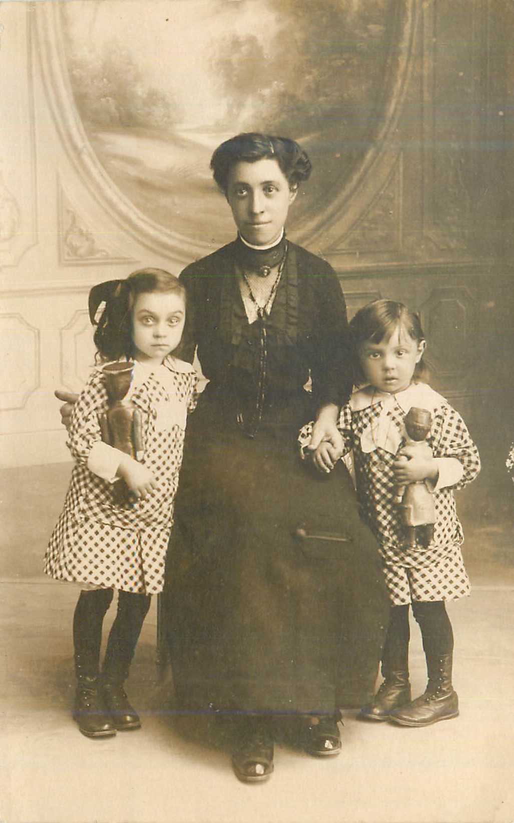 Frau mit zwei Kindern — Fotostudio — datiert um 1900