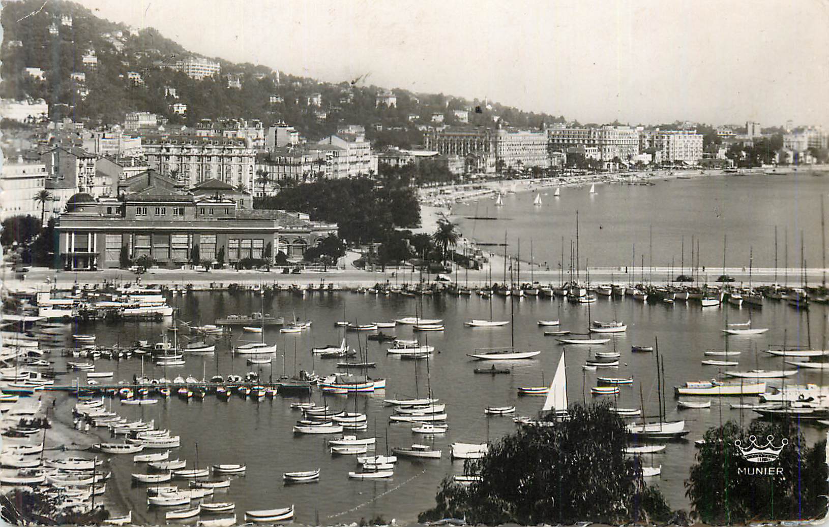 CPM Cannes Vue generale prise du Suquet Bateaux