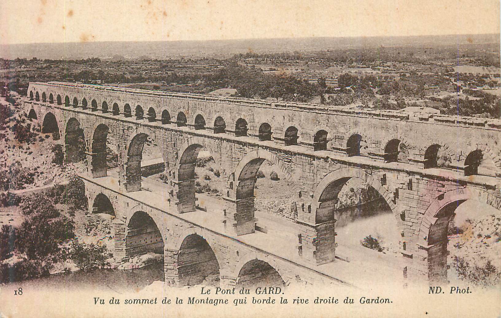CPA Le Pont du Gard Vu du sommet de la Montagne qui borde la rive droile du Gardon