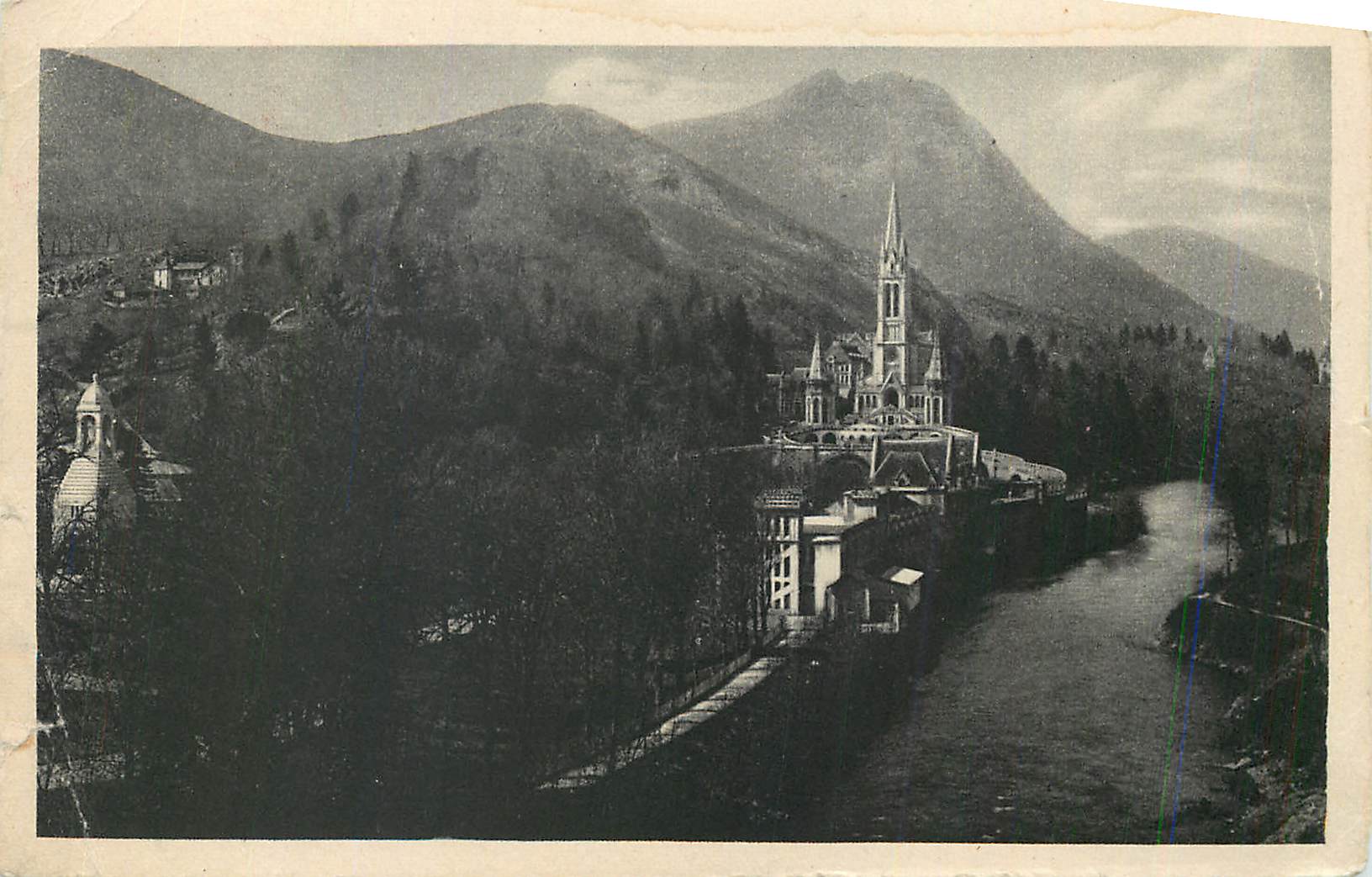 CPA Lourdes La Basilique et le Monument Interallue P D