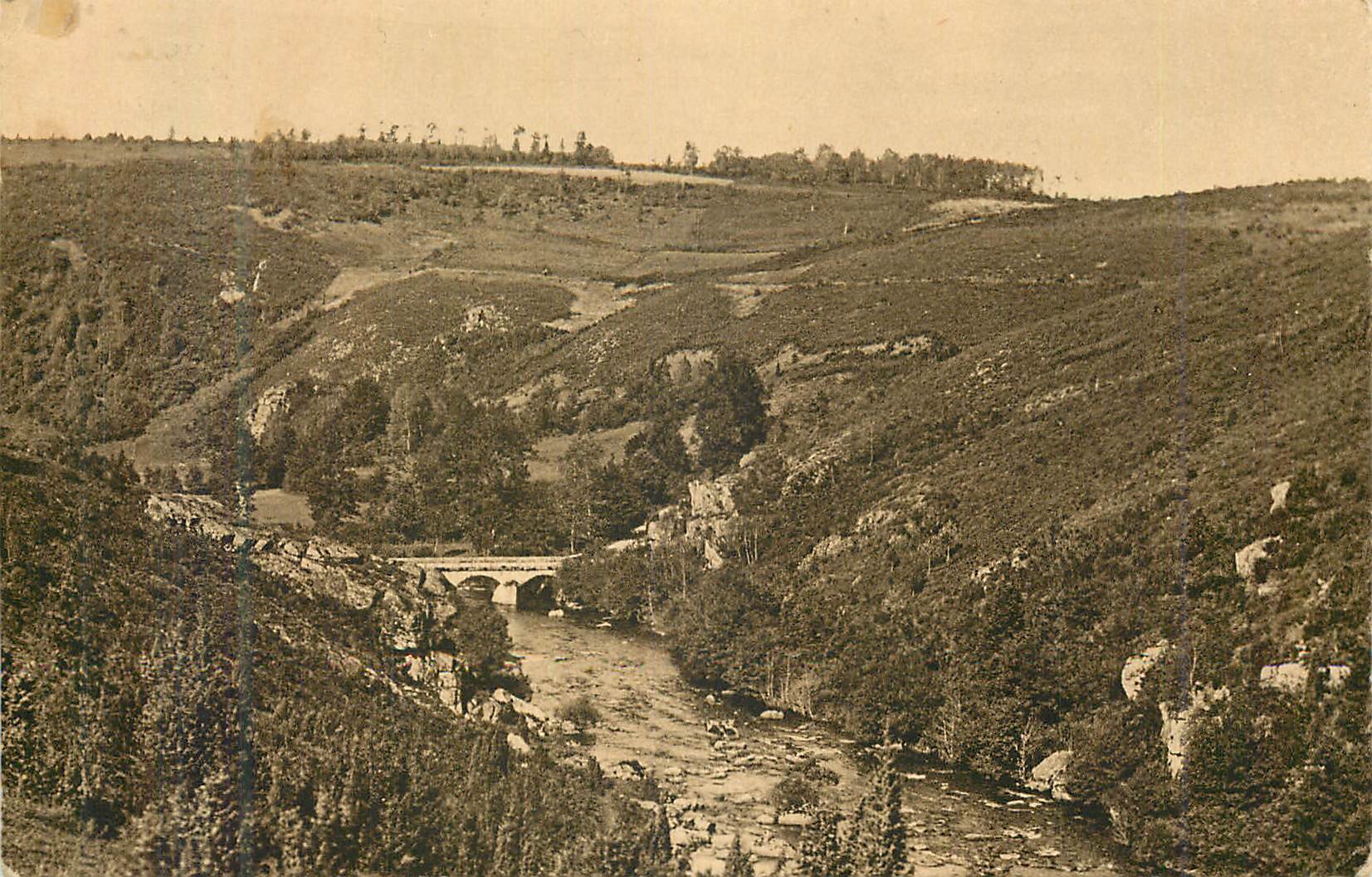 CPA Environs de Bourganeuf Creuse Vallee et pont d l hauron