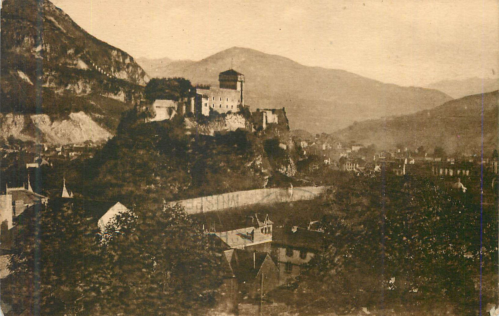 CPA Lourdes Hautes Pyrenees Le Chateau fort