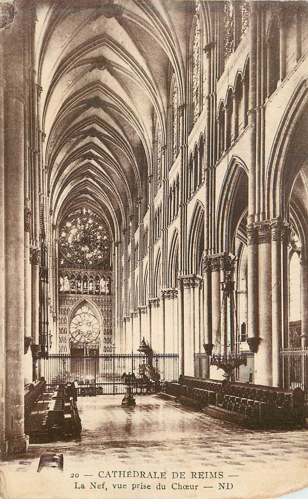 CPA Cathedrale de Reims La Nef vue prise du Choeur