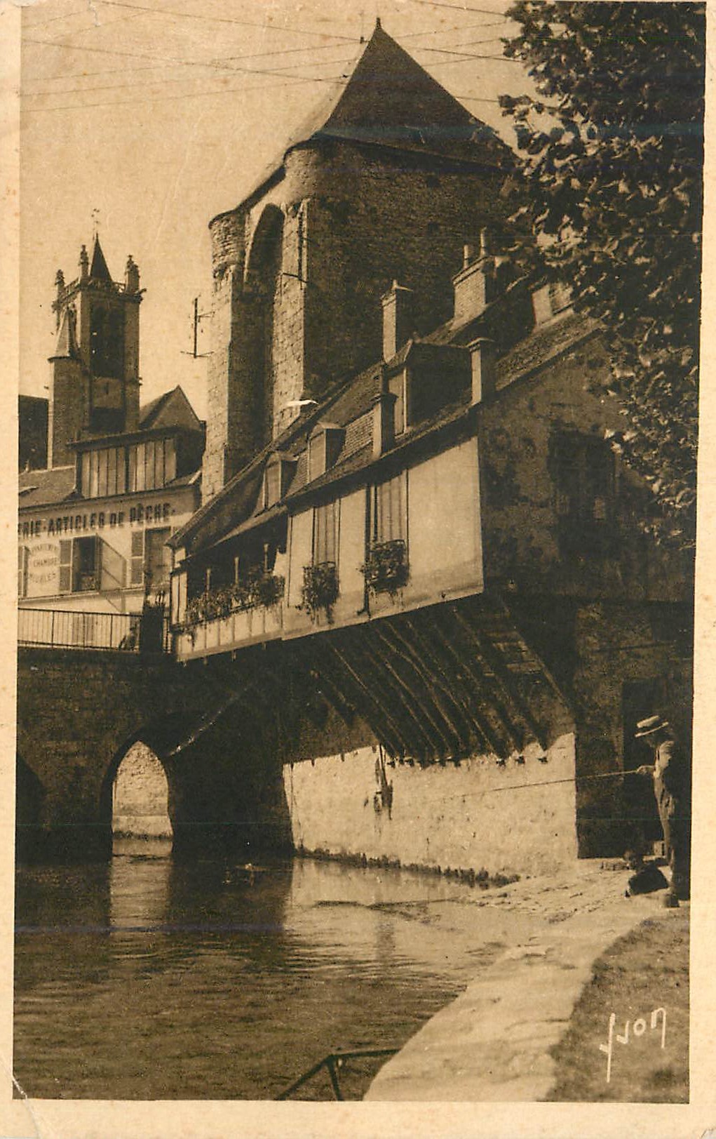 CPA Moret Seine et Marne Maison Sauve la porte de Bourgogne et l Eglise
