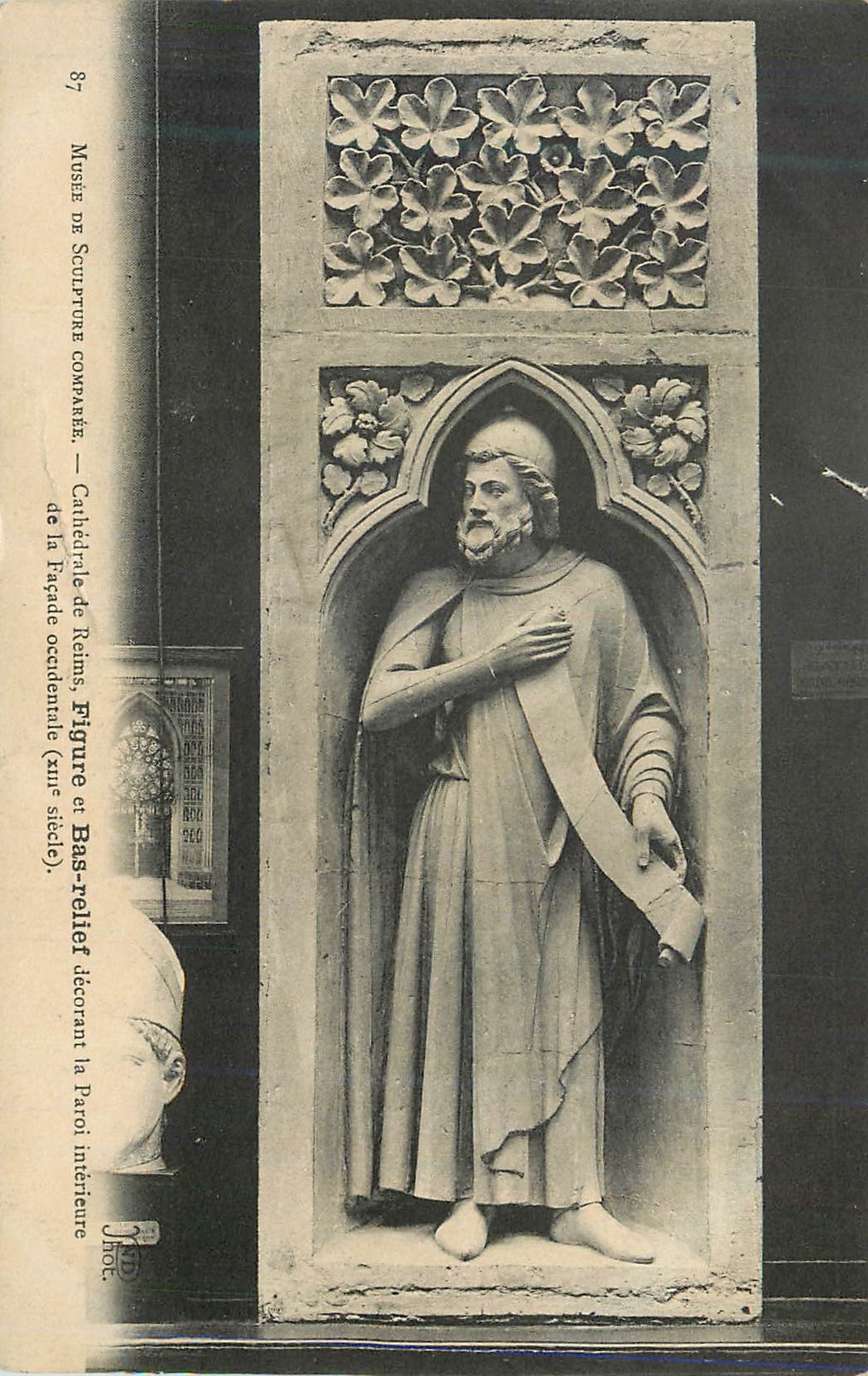 CPA Musee de Sculpture Comparee Cathedrale de Reims Figure Bas relief Jecorant la Paroi interieure de la Facade occinden