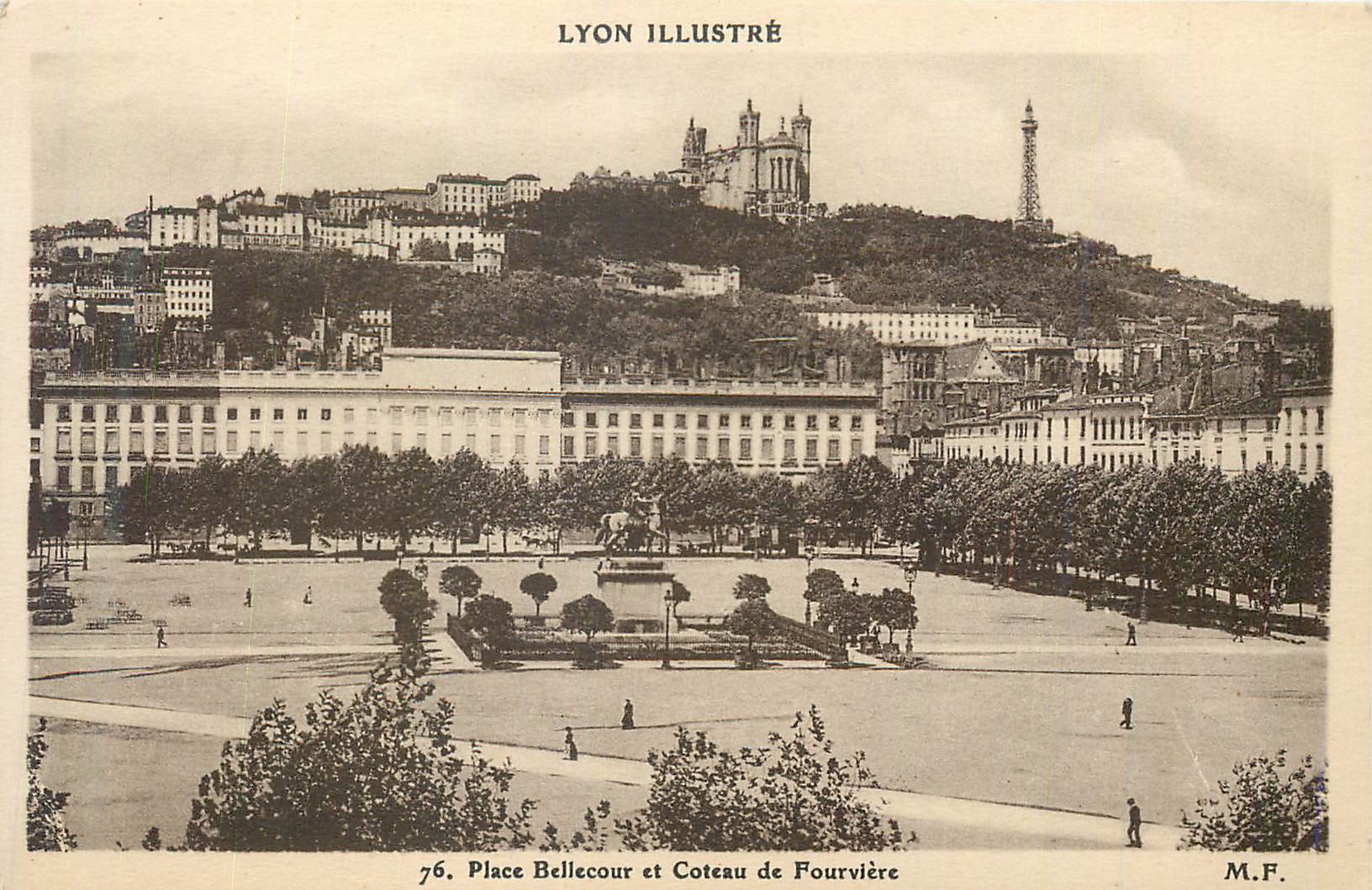 CPA Lyon Illustre Place Bellecour et Coteau de Fourviere