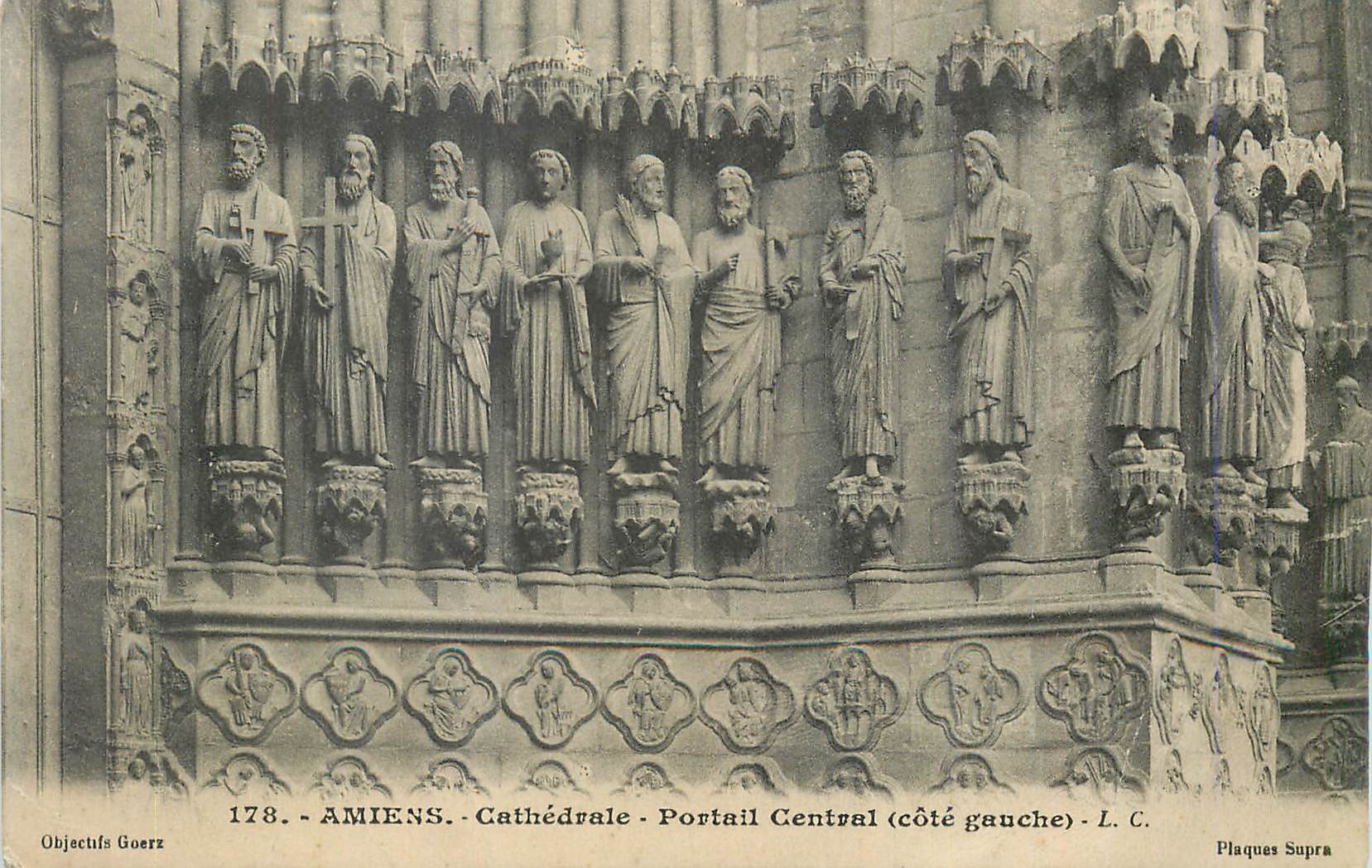 CPA Amiens Cathedrale Portail Central cote gauche
