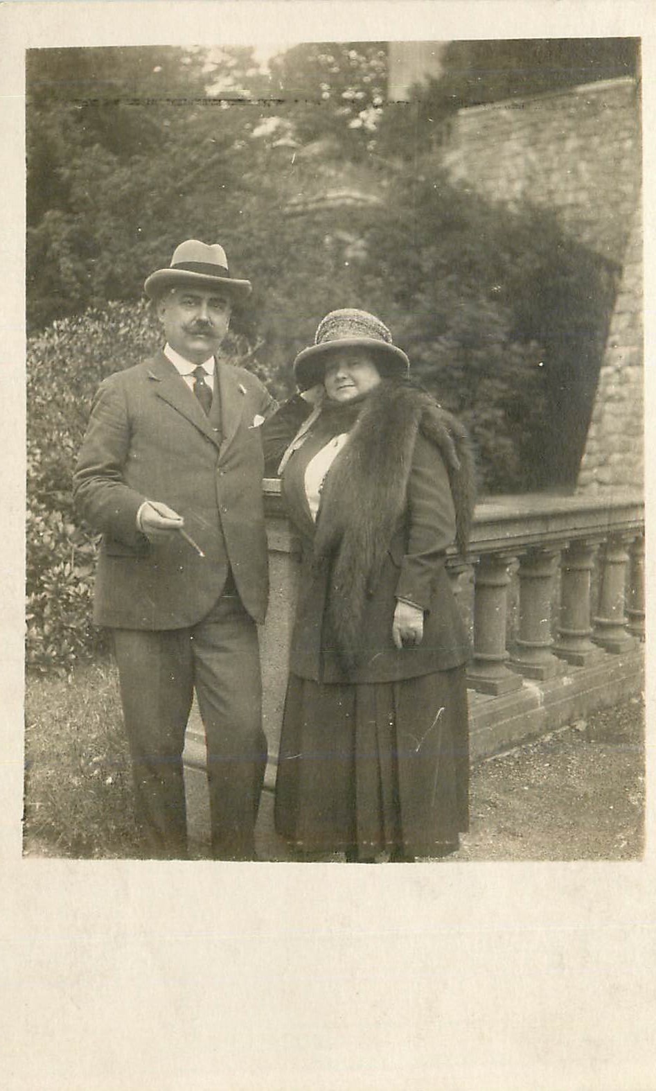 Couple en tenue d'époque — jardin ou balcon — sans éditeur ni numéro visible