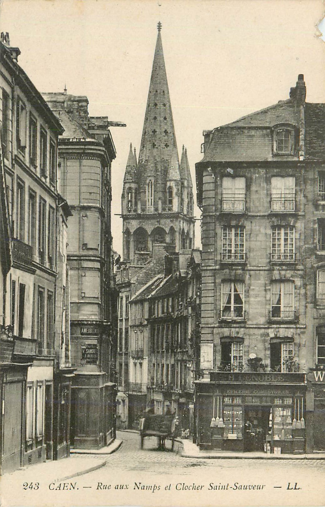 CPA Caen Rue aux Namps et Clocher Saint Sauveur