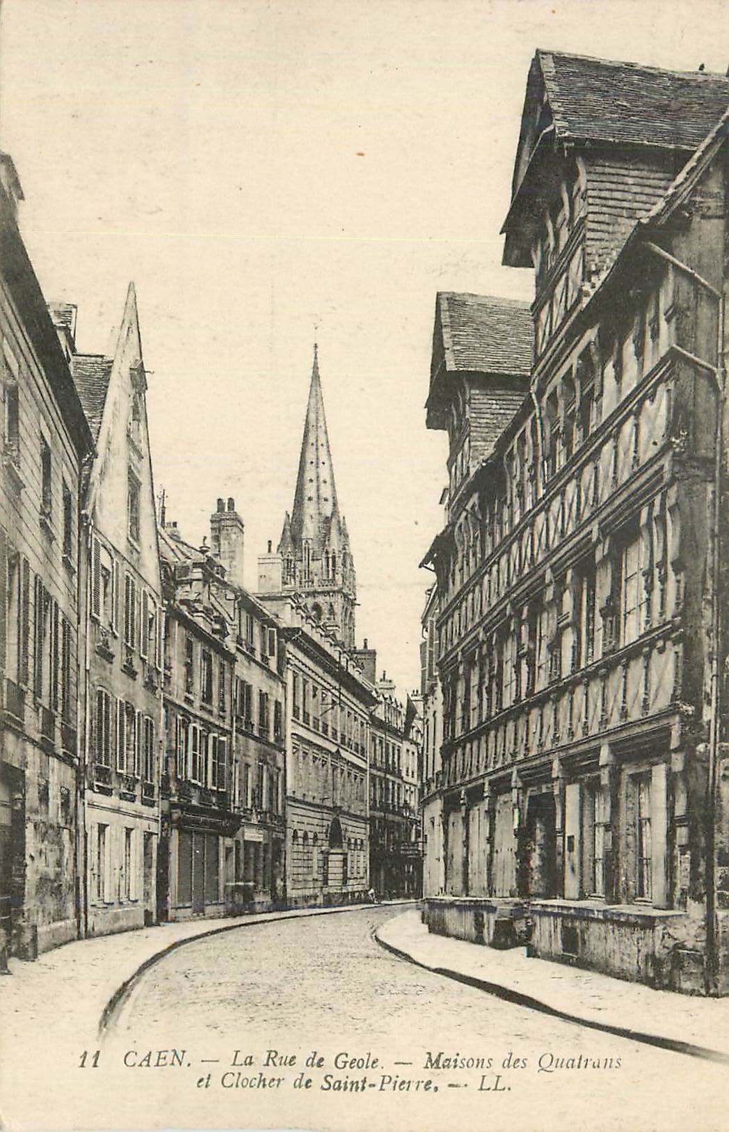CPA Caen La Rue de Geole Maison des Quatrans et Clocher de Saint Pierre